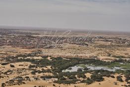 Image du Maroc Professionnelle de  Vue aérienne de la partie stagnante de la Sakia Al Hamra où des oiseaux migrateurs comme les flamants roses trouvent refuge et repos durant leur voyage selon la saison au fond la ville de Laayoune, le 9 Avril 2010. (Photo / Abdeljalil Bounhar)


 